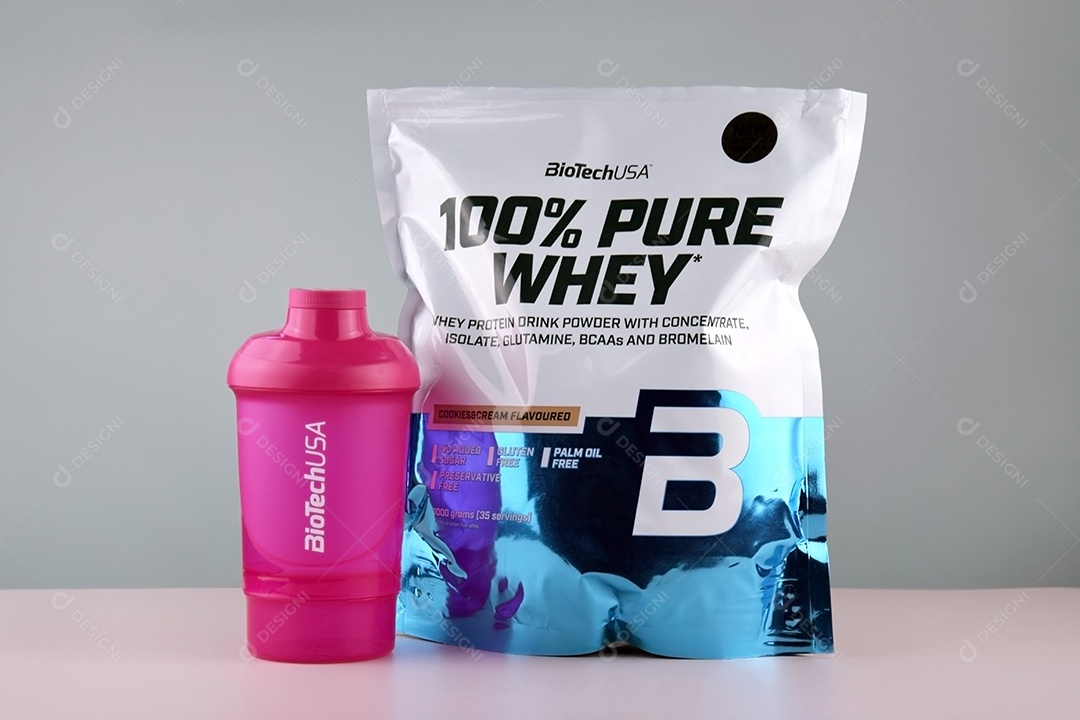 Pacote de whey e garrafa rosa