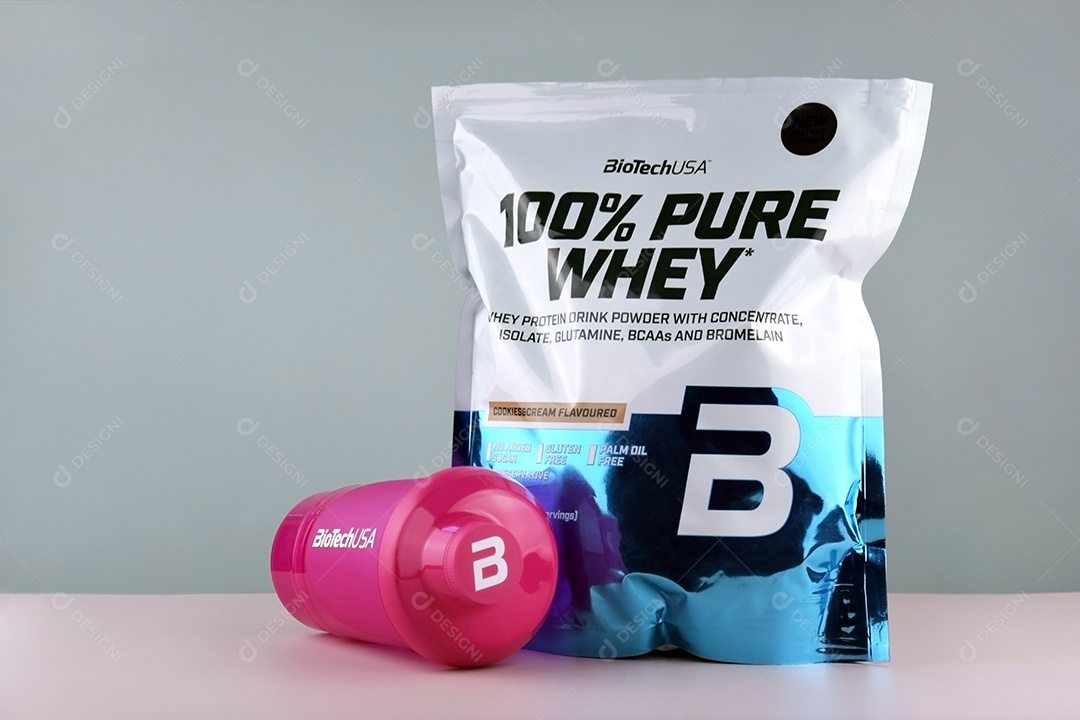 Embalagem de whey e copo rosa caído