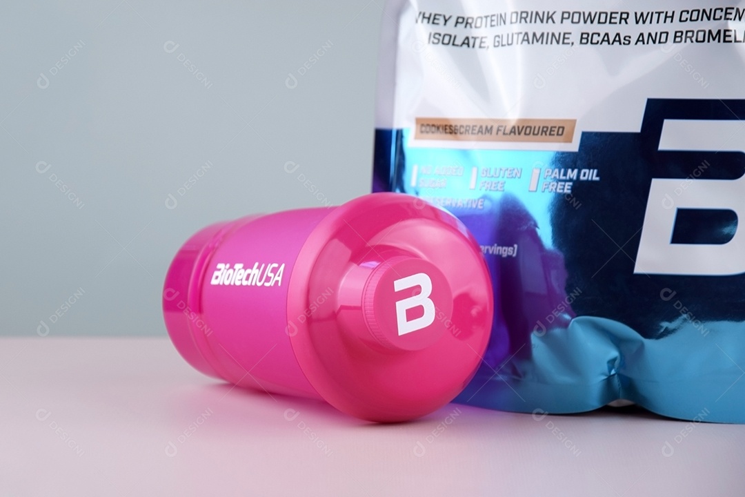 Embalagem de whey e copo rosa