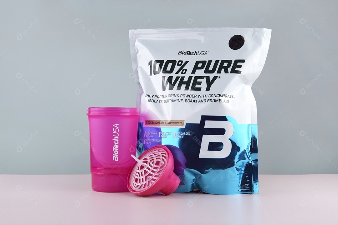 Embalagem de whey e copo rosa