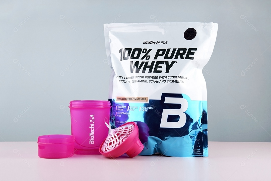 Embalagem de whey e copo rosa