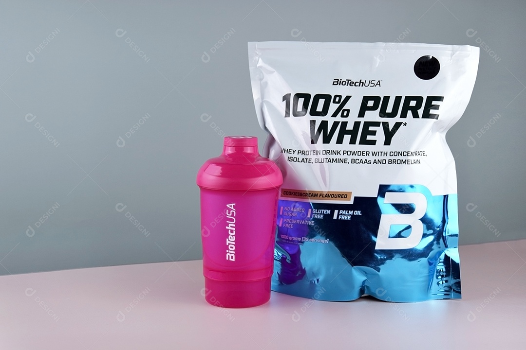 Pacote de whey e garrafa rosa