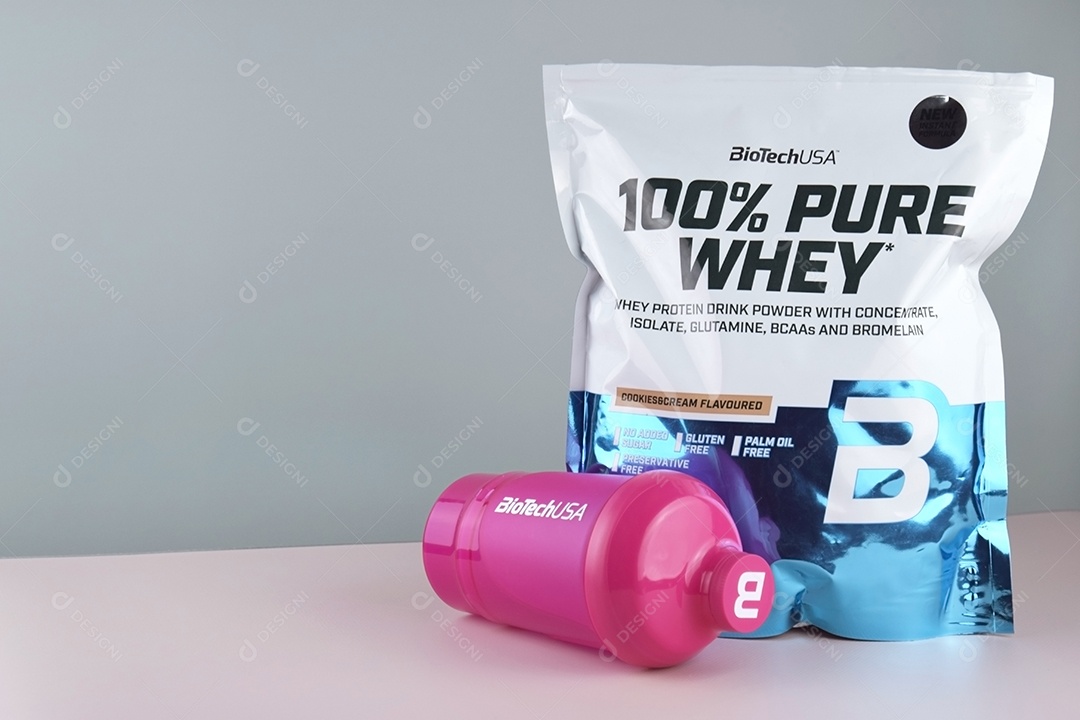 Pacote de whey e garrafa de brinde