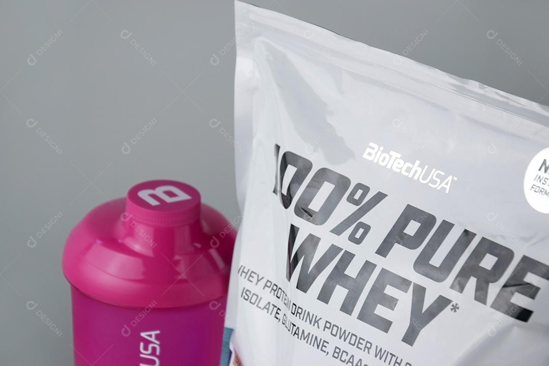 Pacote de whey e copo de brinde