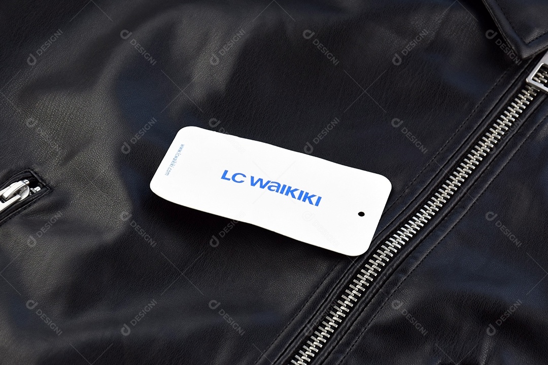 Peça de couro preta com etiqueta