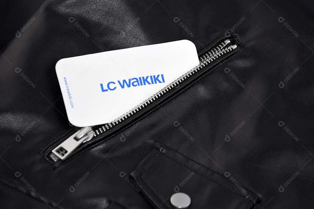 Peça de couro preta com etiqueta