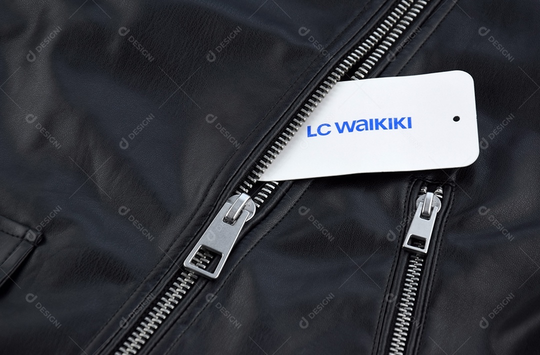 Jaqueta preta com etiqueta
