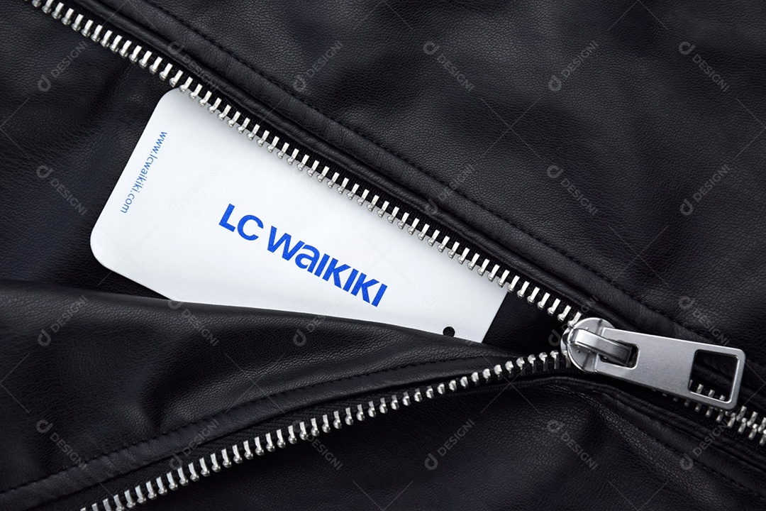 Jaqueta preta com etiqueta