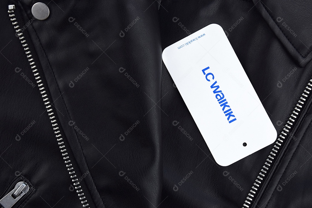 Detalhes de jaqueta preta com etiqueta