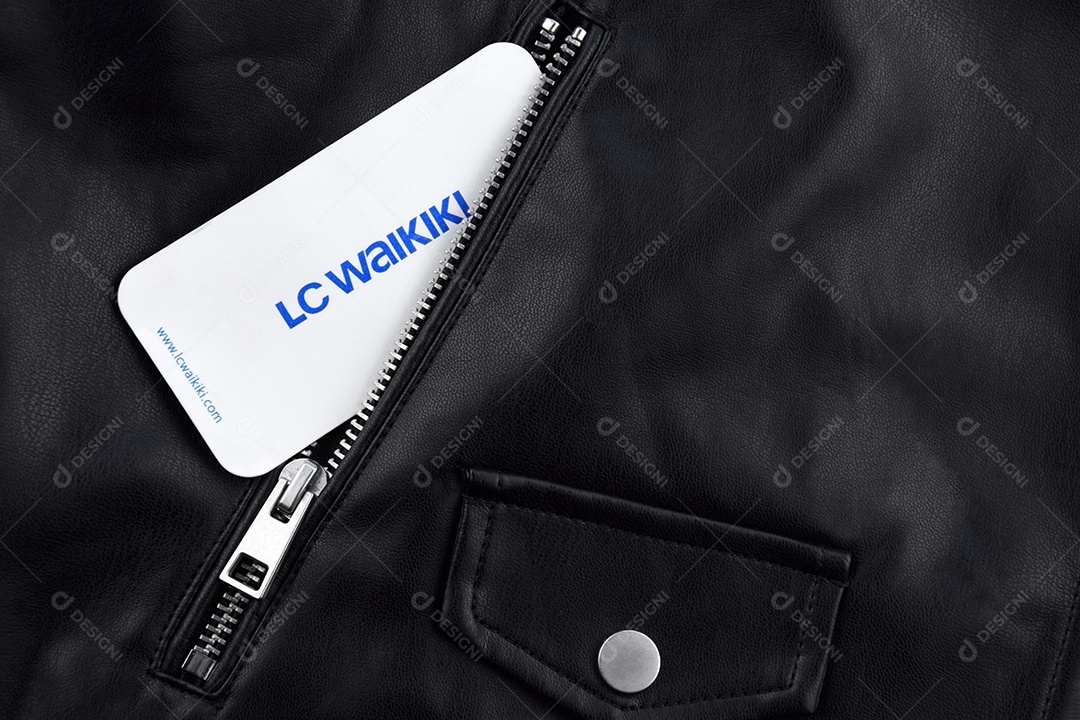 Jaqueta preta com etiqueta