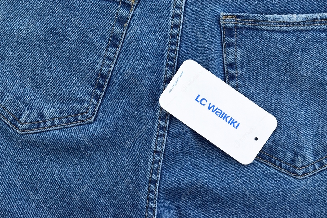 Roupa jeans com etiqueta