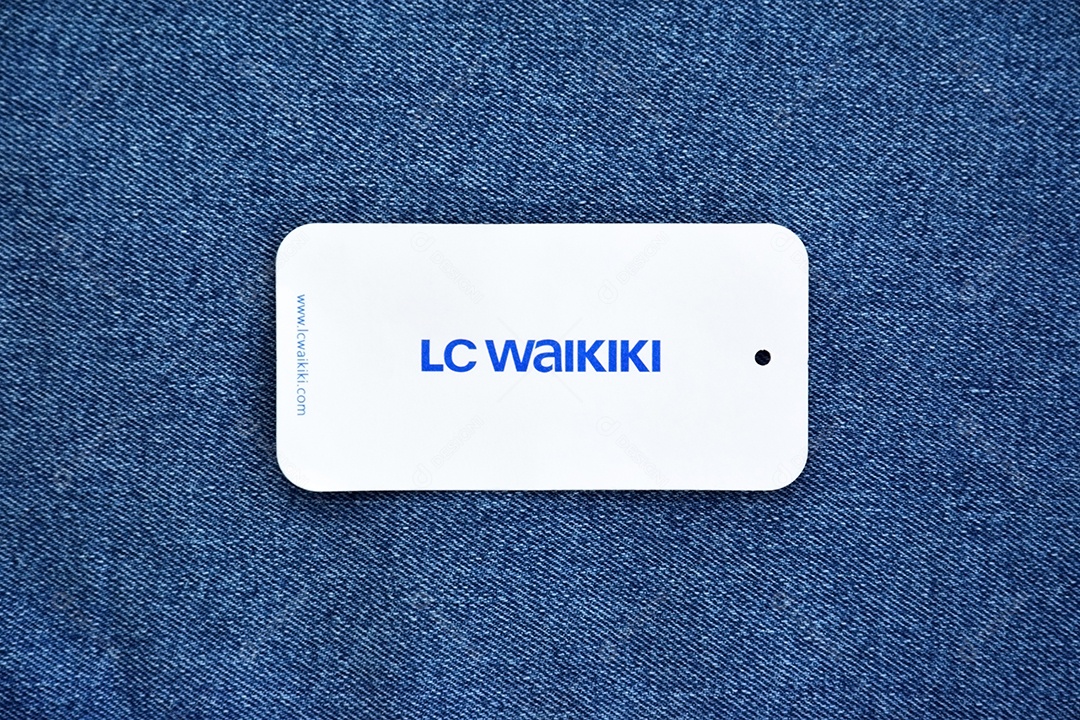 Etiqueta sobre uma peça jeans