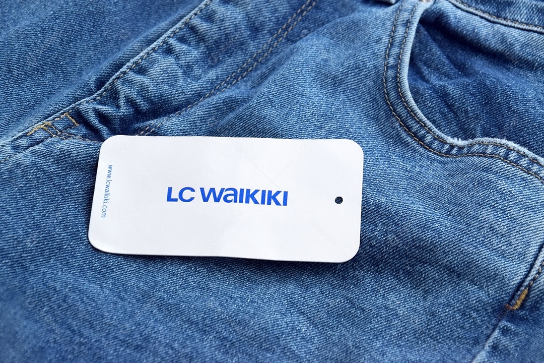 Roupa jeans com etiqueta