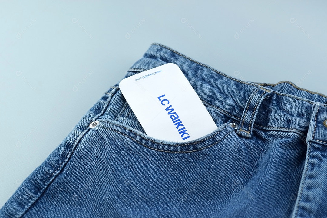 Peça de roupa jeans etiquetada