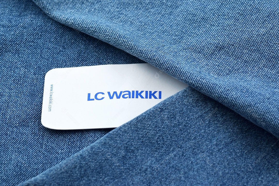 Peça jeans com etiqueta