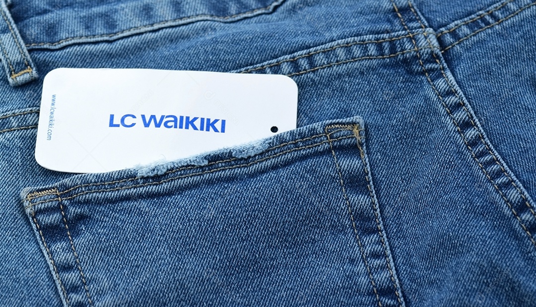 Bolso de peça jeans com etiqueta branca