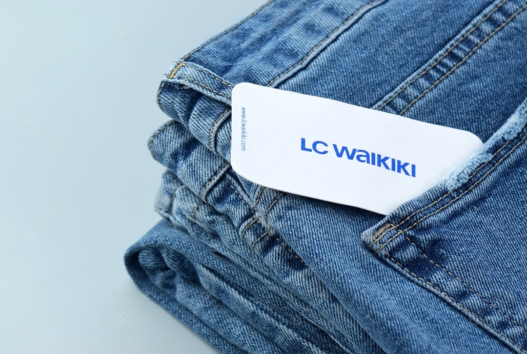 Peça jeans etiquetada