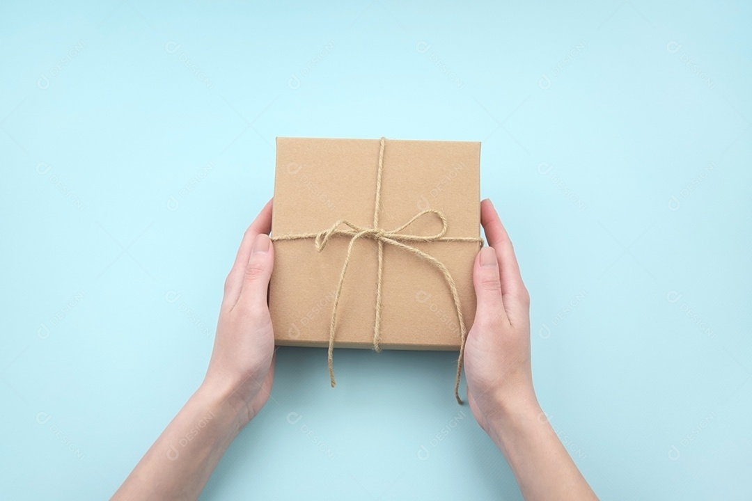 Mãos segurando caixa de papelão