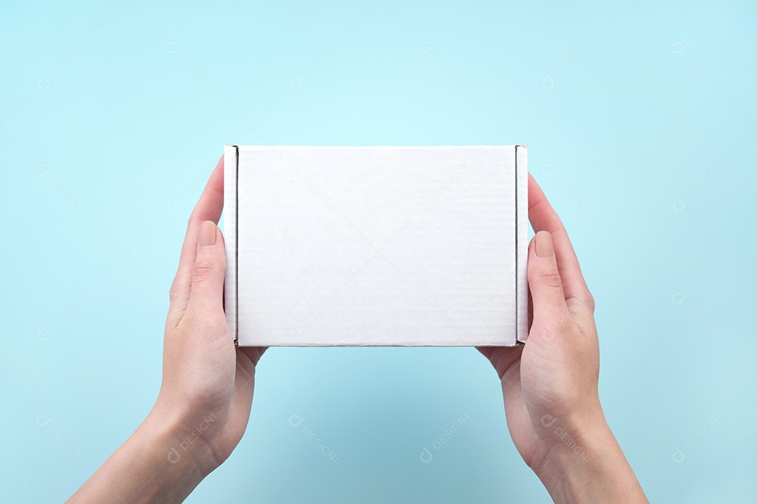 Mãos segurando caixa
