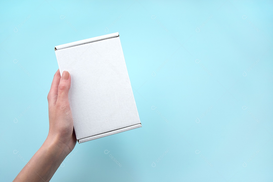 Mão segurando caixa