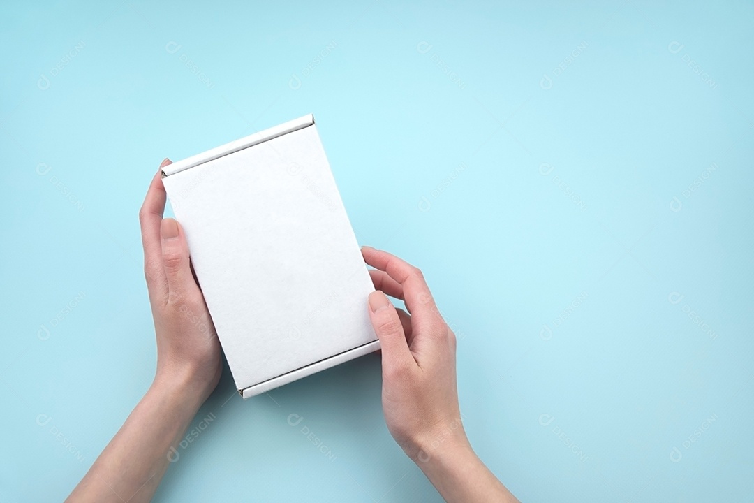 Mãos segurando caixa