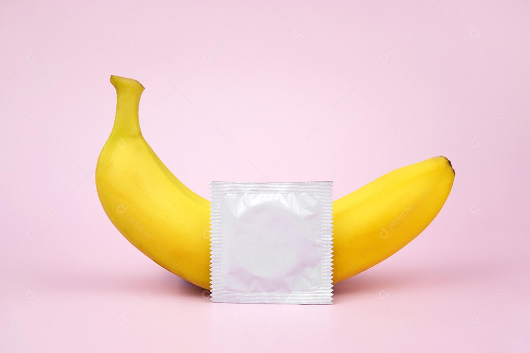 Banana com preservativos ao lado
