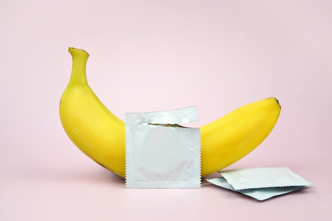 Bananas e muitos preservativos do lado