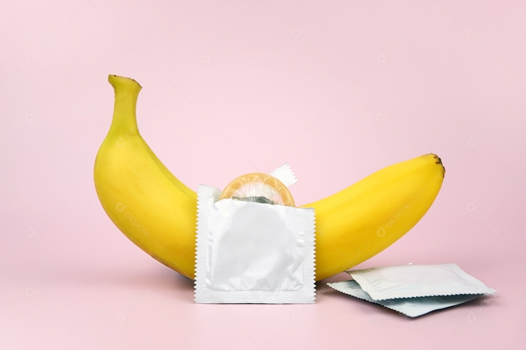 Banana e muitos pacotes de camisinhas