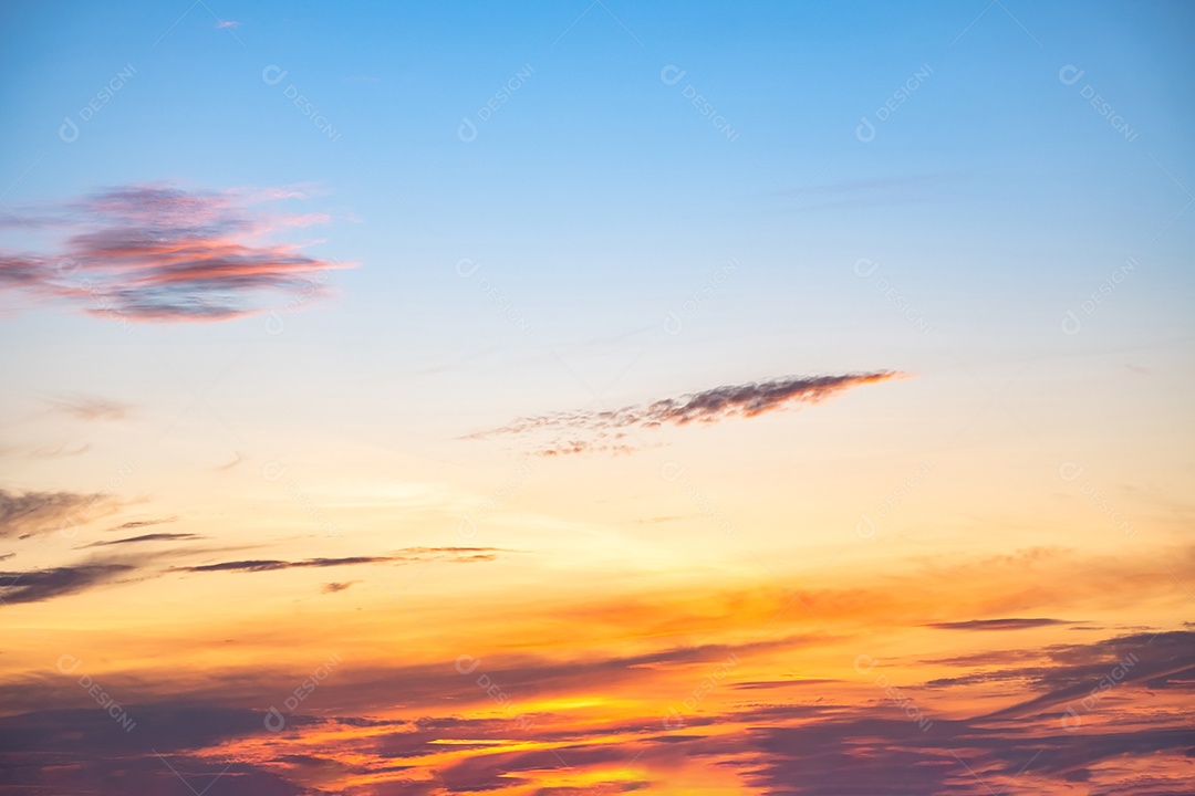 Céu lindo com sol se pondo