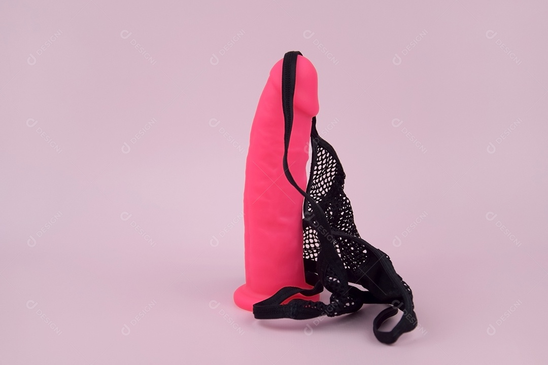 Vibrador de borracha rosa com calcinha