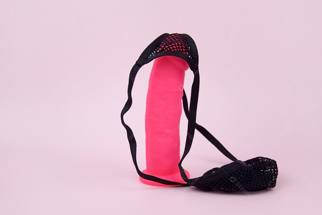 Vibrador de borracha rosa com calcinha