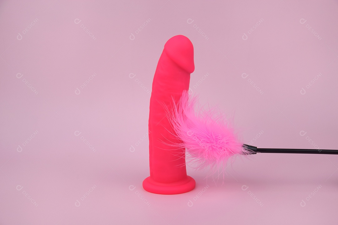 Vibrador de borracha rosa com pena ao lado