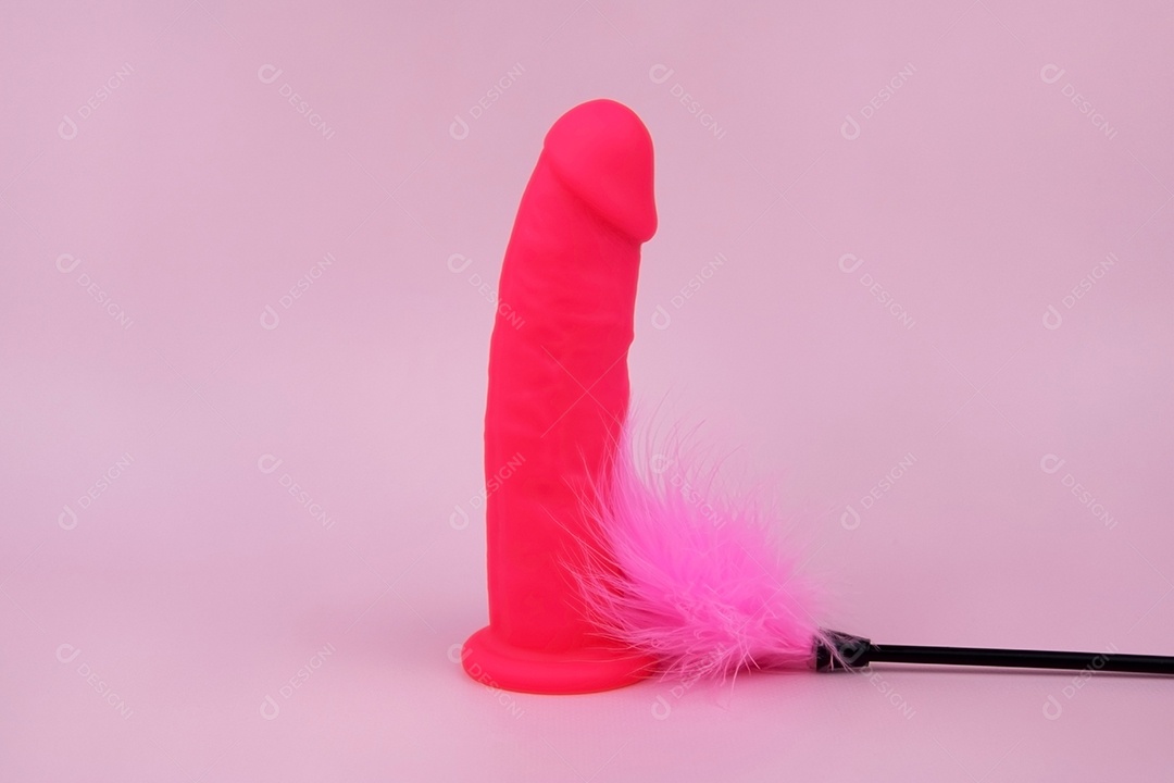 Vibrador de borracha rosa com pena ao lado
