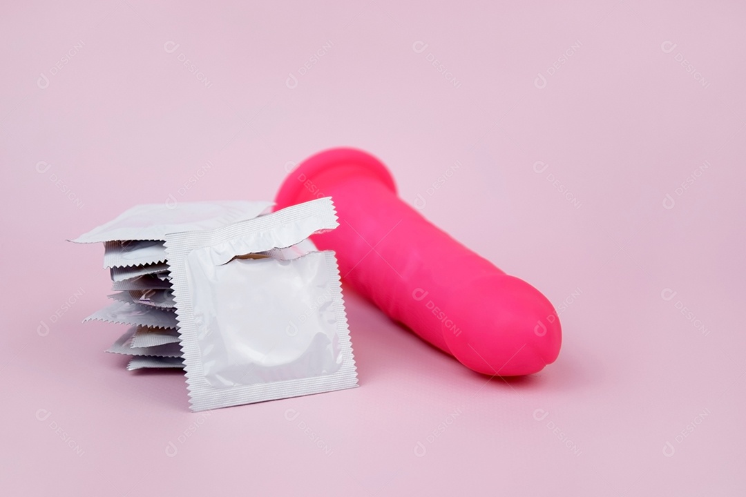 Vibrador de borracha rosa com camisinhas