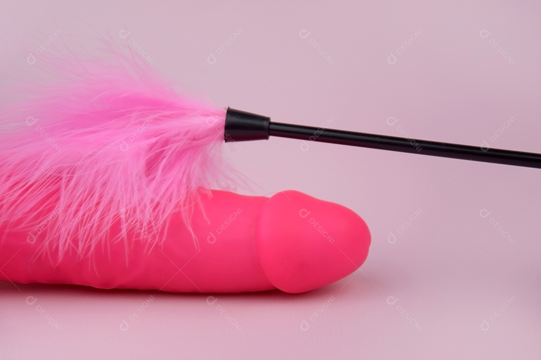 Vibrador de borracha rosa com pena ao lado