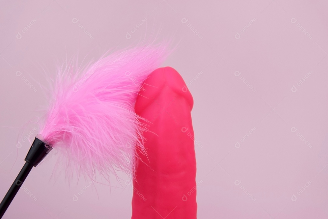 Vibrador de borracha rosa com pena ao lado