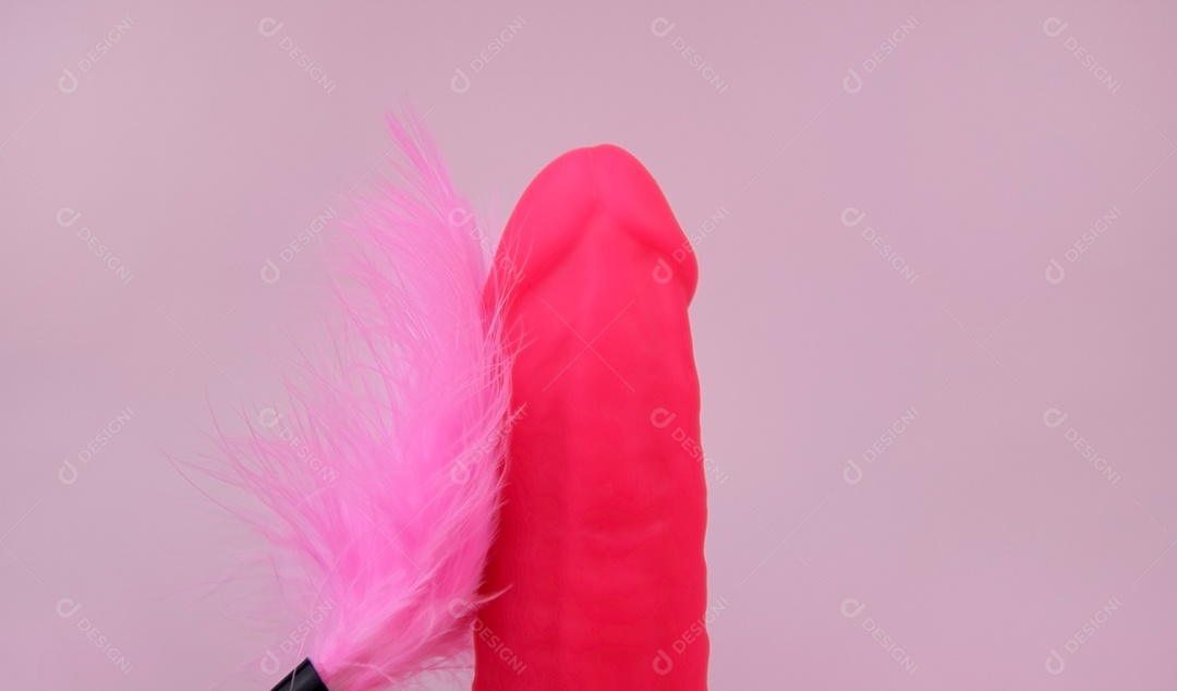 Vibrador de borracha rosa com pena ao lado