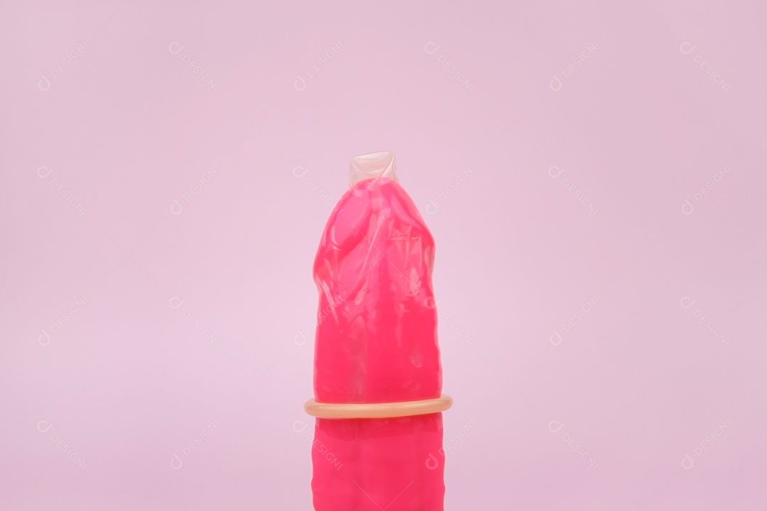 Vibrador rosa com camisinha
