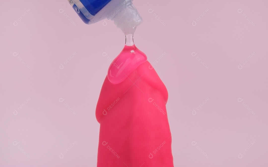 Vibrador de borracha rosa com oléo
