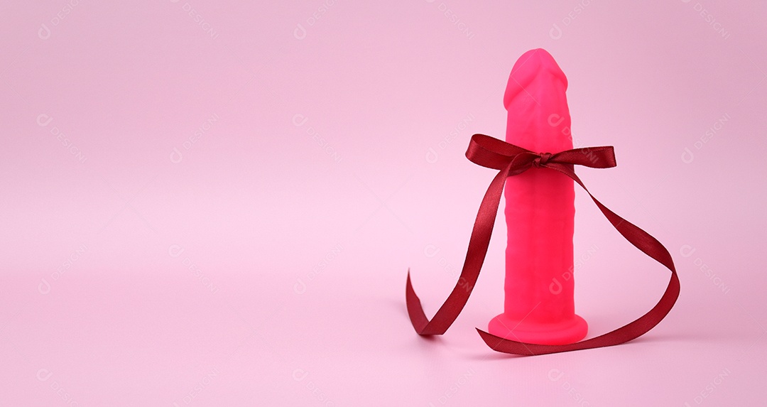 Vibrador rosa com fita vermelha