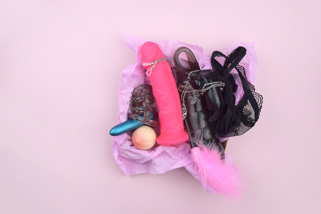 Saquinho com produtos e brinquedos eróticos