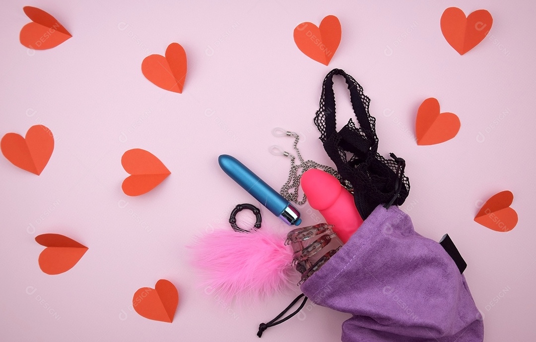 Saquinho com produtos e brinquedos eróticos