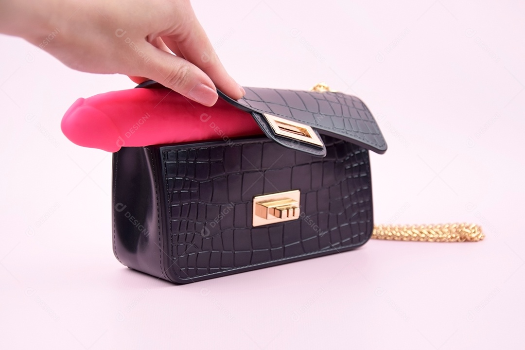 Bolsa preta com vibrador dentro