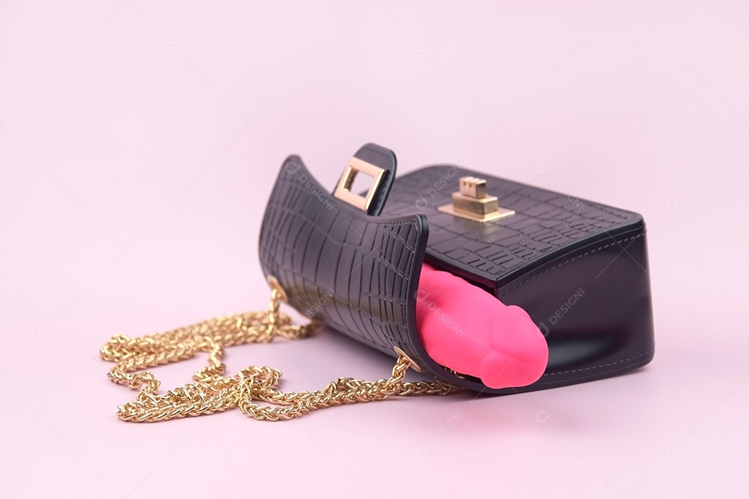 Bolsa preta com vibrador dentro