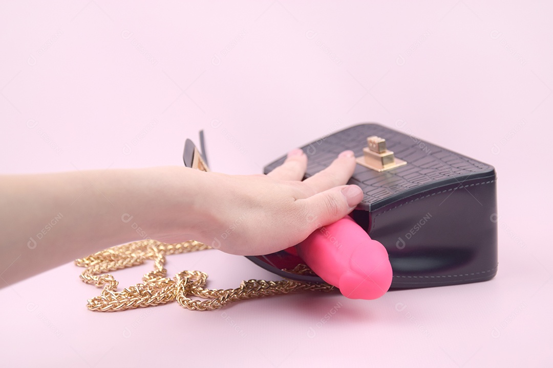 Bolsa preta com mão pegando vibrador