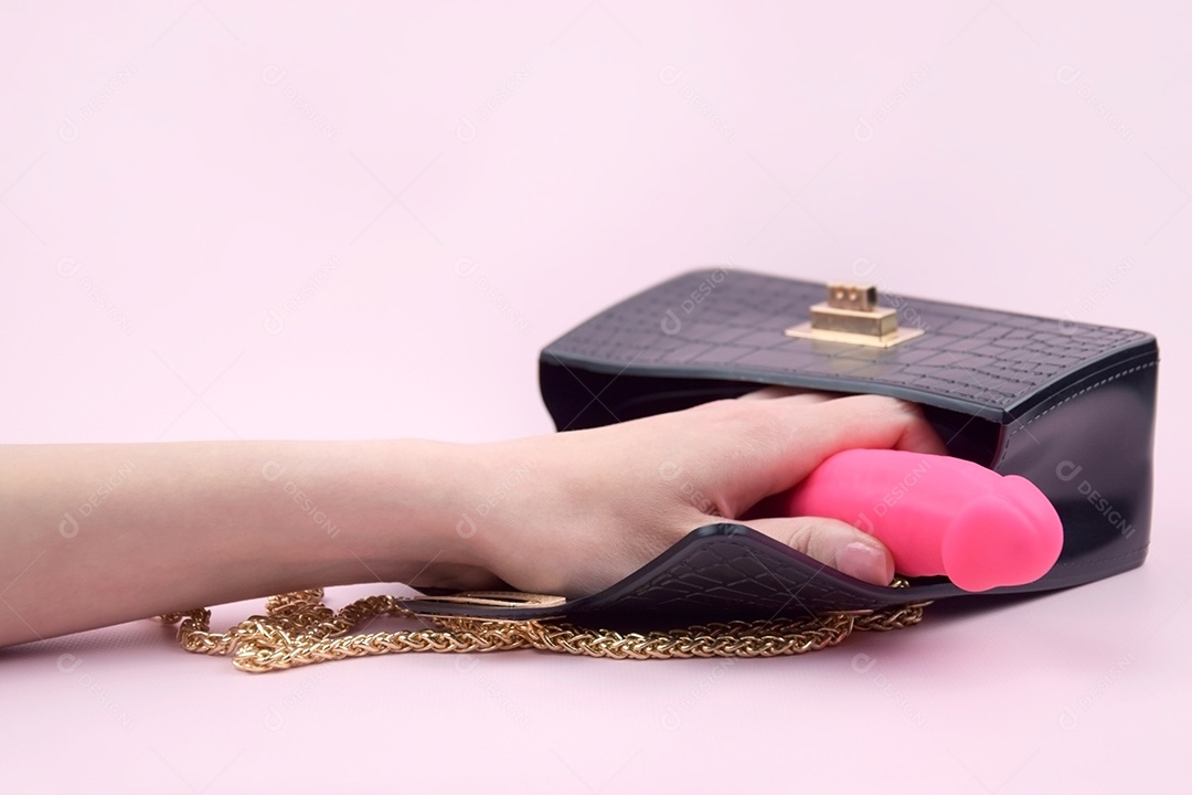 Bolsa preta e vibrador rosa mão pegando