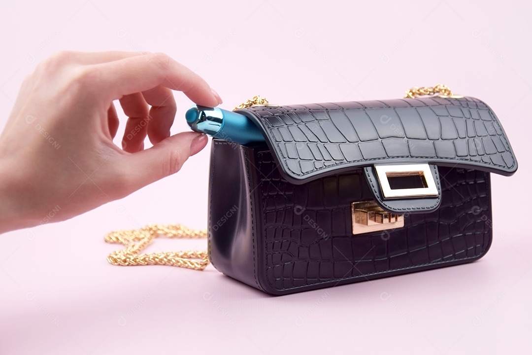 Bolsa linda preta com vibrador azul