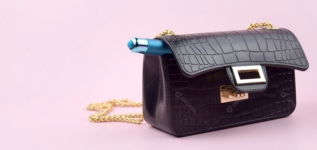 Bolsa preta e vibrador azul