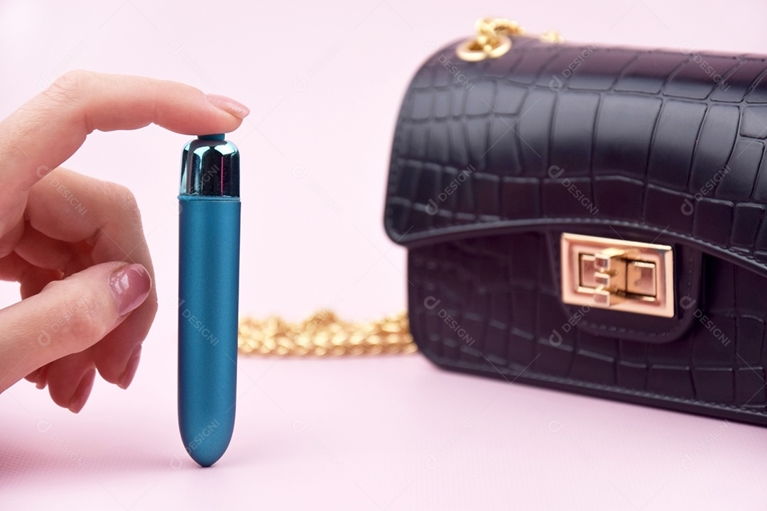 Bolsa preta e vibrador azul
