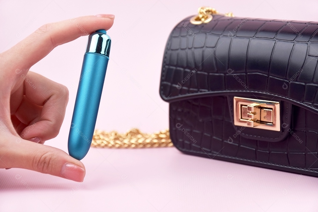 Bolsa preta e vibrador azul